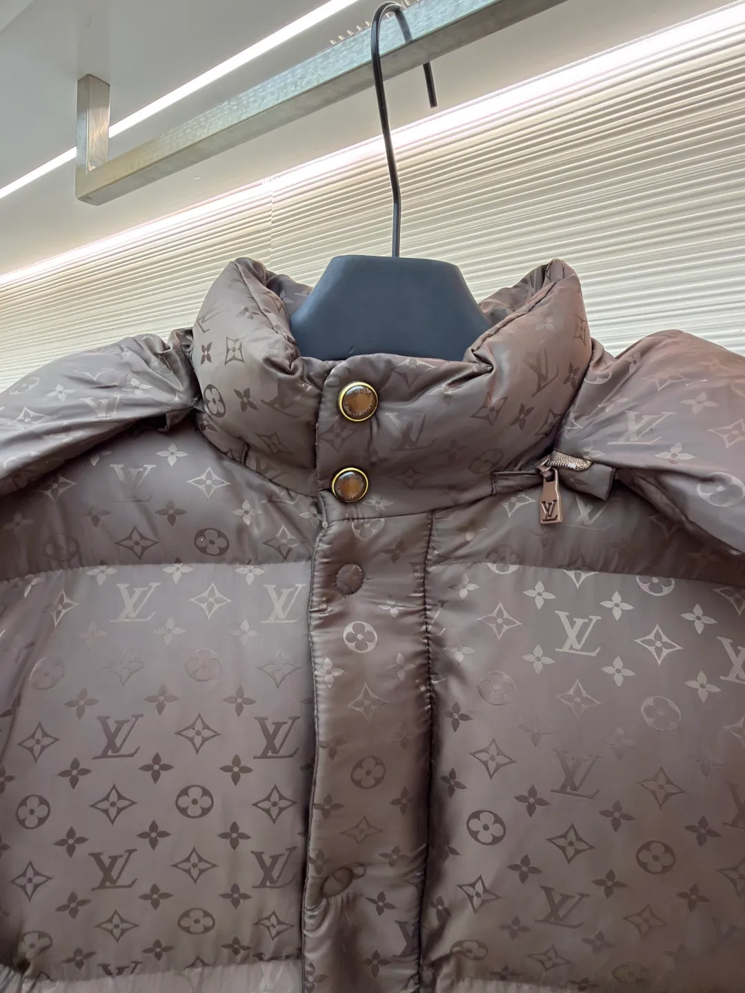 LOUIS VUITTON SKI ski series printed down jacket ●Original version: 35000 purchased and developed ●Item number: 1682303-C75 ●Fabric: white goose down fabric ●Technology: mechanical down filling ●Color: brown ●Version: fitted version ●Weight: about 1750 grams ●Size: 48-50-52-54 ●Description: This LV dark pattern down jacket is made of customized jacquard fabric technology: the body is made of high-gloss nylon material, and the whole body is embossed with Monogram dark pattern. The seamless fusion of pattern and fabric is achieved through fine heat pressing technology, which has both texture and recognition. It adopts zoned down-filling quilting technology, and divides the down-filling areas according to ergonomics to ensure warmth. At the same time, it avoids bloat; the hooded design is equipped with an adjustable drawstring (with leather trim), and the double-button closure on the collar enhances windproofness. The pockets are three-dimensional patch pockets + hidden snap button structure. The cuffs and hem are edged with elastic ribs. The metal snap buttons in the details echo the brand logo. The overall body is adapted to a variety of body shapes through 3D three-dimensional tailoring, taking into account functionality and luxury. The overall wiring is straight and delicate, the fabric is comfortable and soft, and the color is consistent without color difference. It can be matched with the same style to create a fashionable look and control various occasions. Customized accessories, complete with three standards, same style for men and women!
